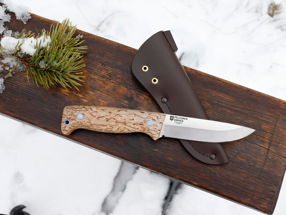 M07 Full Tang Curly Birch, unbeschichtet, Lederscheide (braun)