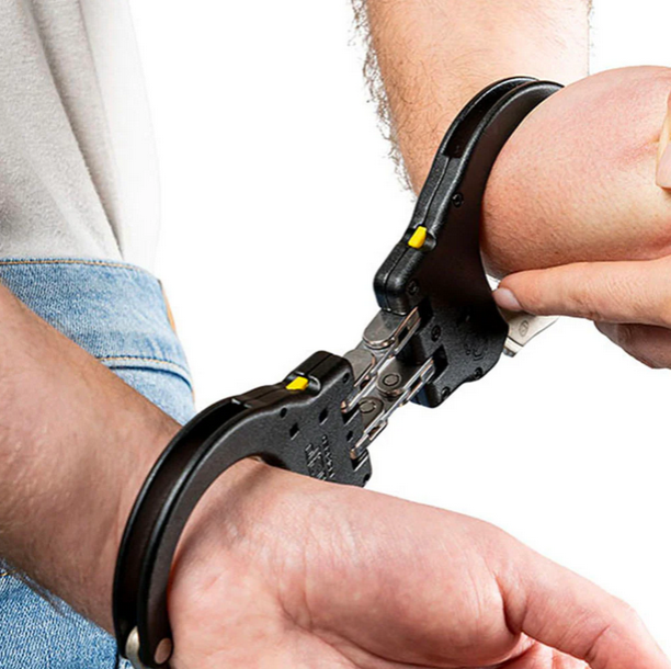 ASP - Handschelle Ultra Plus Cuff mit Gelenk aus Stahl (schwarz)