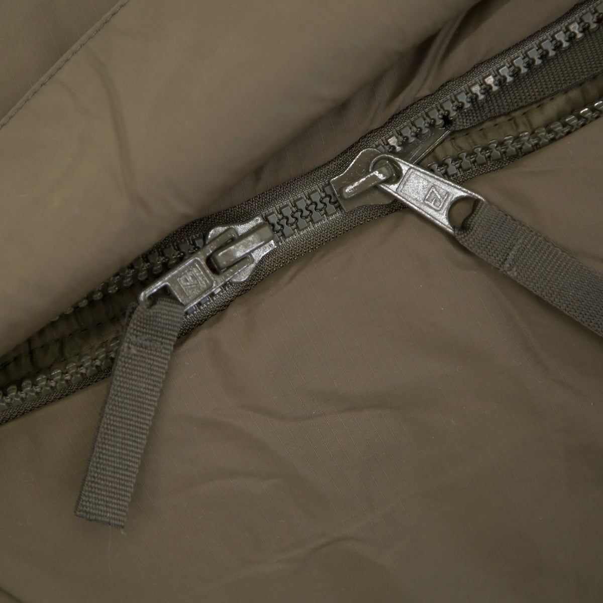 Carinthia - Defence 4 olive Grösse M (3 Jahreszeiten Schlafsack)