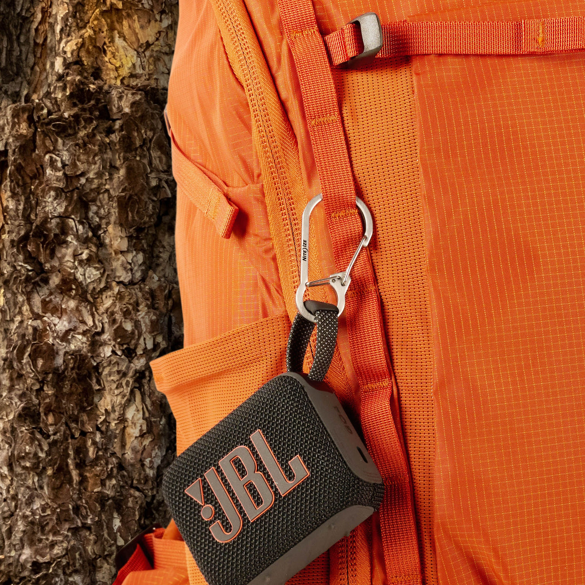 Rucksack, Outdoor, Gurtsystem, Prusik, JBL Bluetooth-Lautsprecher, orangefarbener Rucksack, Karabiner, Tasche, Logo am Beutel