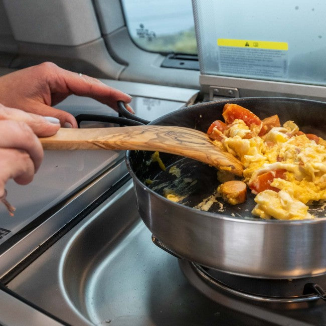 Person, Kochpfanne, Kochgeschirr, Kochen, Essen umrühren