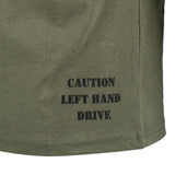 T-Shirt, Olivt Grün, Textdruck, Achtung Linksverkehr, Saumkante