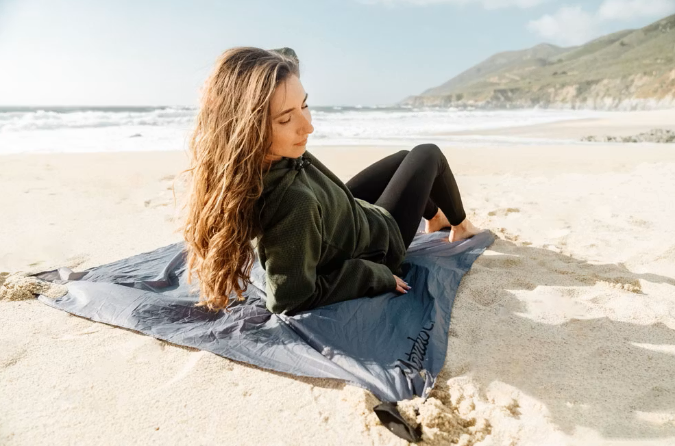 frau, strand, sitzen, hoodie, handtuch