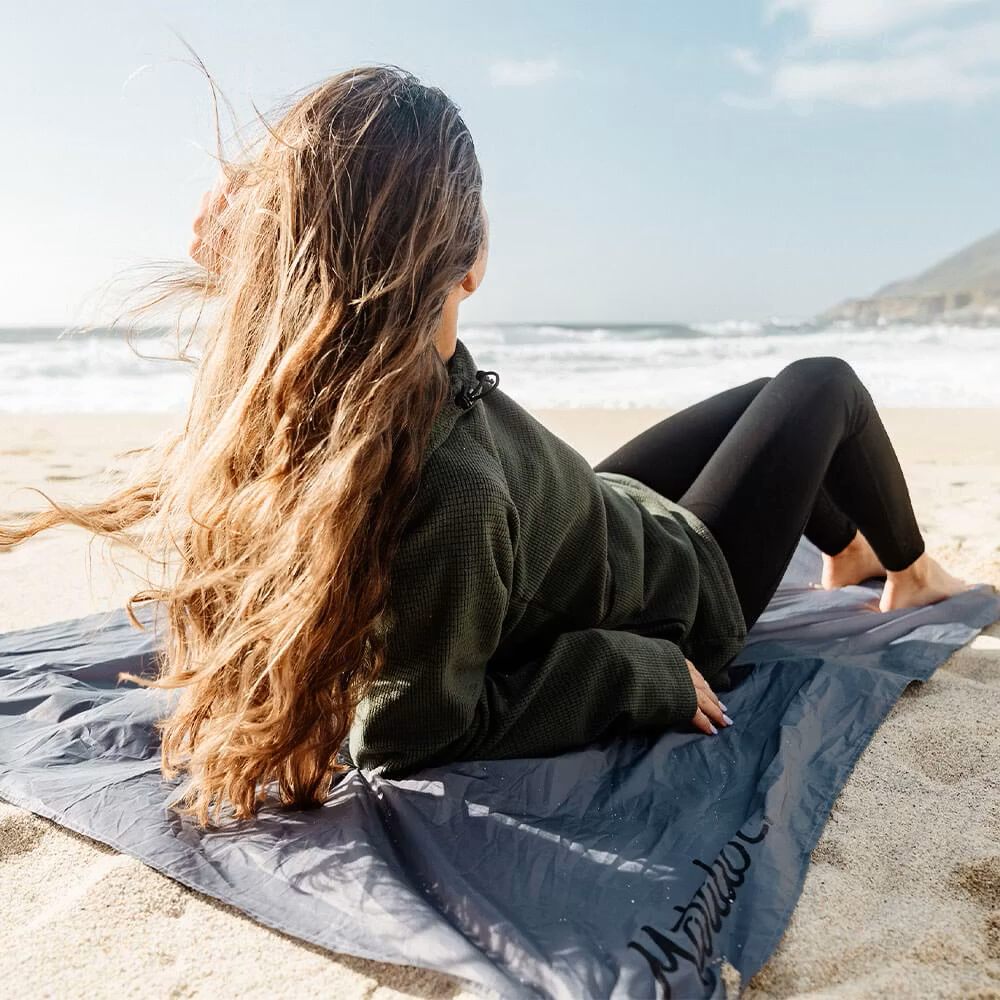 beach, Matte, grünes-top, lange-haare, grau-oberteil