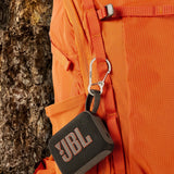 Rucksack, Outdoor, Gurtsystem, Prusik, JBL Bluetooth-Lautsprecher, orangefarbener Rucksack, Karabiner, Tasche, Logo am Beutel