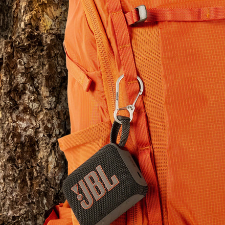 Rucksack, Outdoor, Gurtsystem, Prusik, JBL Bluetooth-Lautsprecher, orangefarbener Rucksack, Karabiner, Tasche, Logo am Beutel