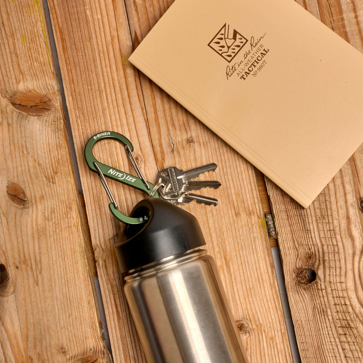 Karabiner, Schlüssel, Trinkflasche, Aluminiumflasche, Holztisch